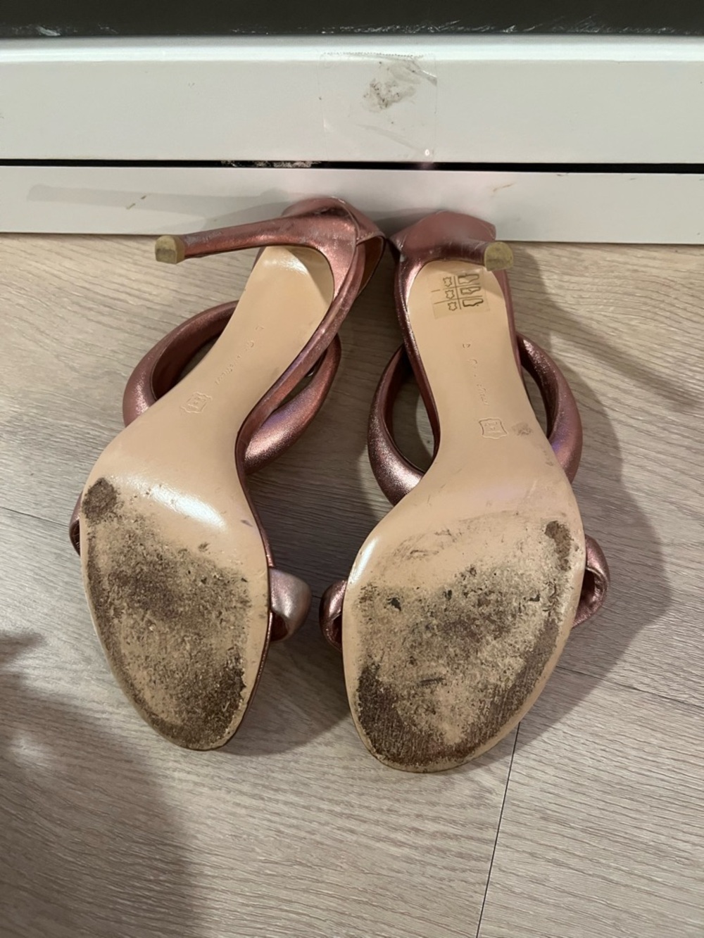 Gianvito Rossi Metallic Rose Pink Circular Accent Slingback Heels - Picture 7 of 8